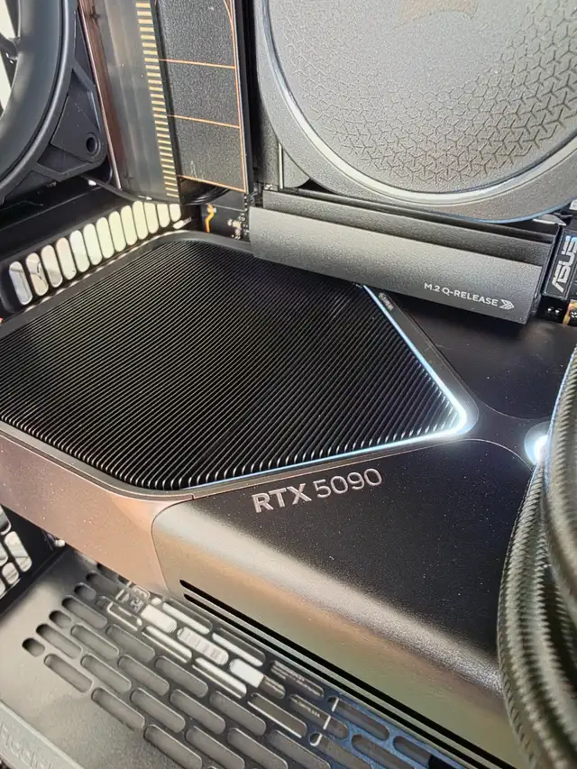 GeForce RTX 5090 Founders Edition Design in System Components in Markham / York Region - Image 3