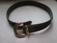 SUEDE BELT HUNTER GREEN WITH GOLD BUCKLE