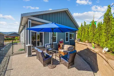 Presented By Sharon Walton of RLP Kelowna MLS ®10336421 3407 Ironwood Dr West Kelowna 2BED+DEN, Can...