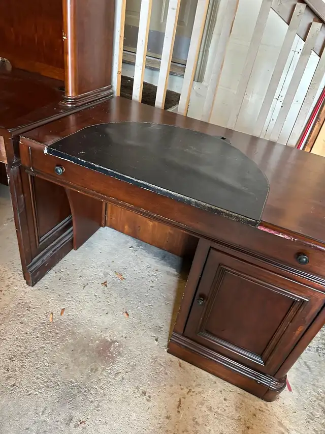 Free Desk and Bookshelf Unit in Free Stuff in Markham / York Region - Image 5