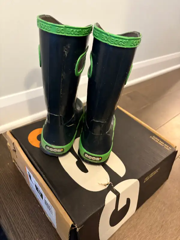 Size 10 kids rain boots- Bogs in Kids & Youth in Ottawa - Image 3