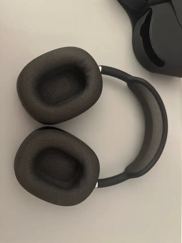 AirPod Max in Headphones in Vancouver - Image 4