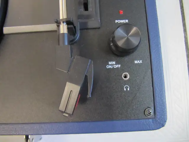 Classic Crosley Blue Stereo Suitcase Turntable Ex Condition!! in Arts & Collectibles in Mississauga / Peel Region - Image 5