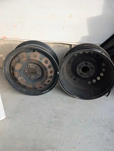 NEW PRICE!!!! 2022 16" STEEL RIMS. Purchased New at Costco with Winter Tires for Nissan Sentra. Does...