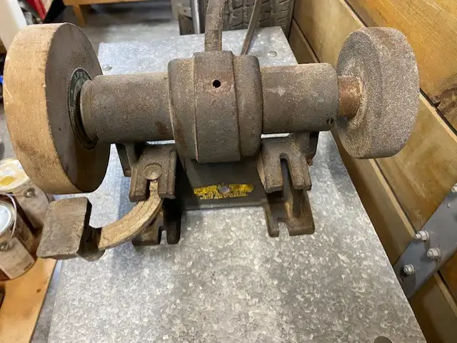 Meuleuse d'établi - BENCH GRINDER BELT DRIVEN in Power Tools in Saint-Jean-sur-Richelieu - Image 4