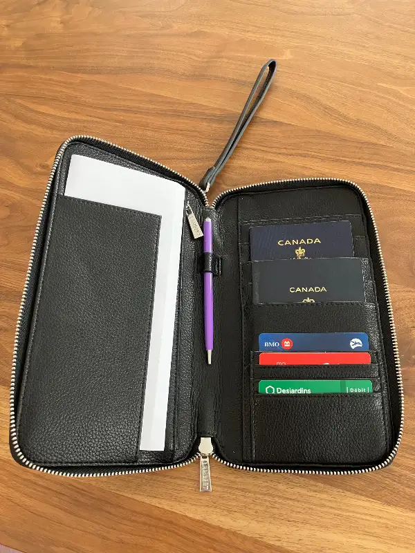 Étui à passeport familial Lambert in Bags & Luggage in City of Montréal - Image 4