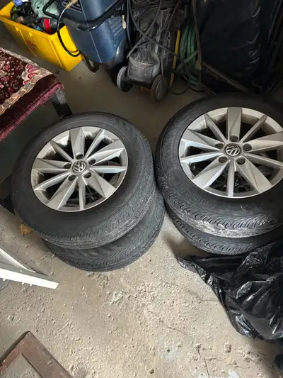 Pneus 15 pouce Mags Volkswagen orignal Encore en bonne état