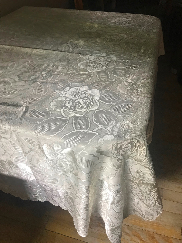 Rectangular Ivory tablecloth dans Décoration intérieure et accessoires  à Ville de Montréal