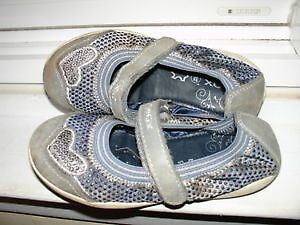 Geox, Size 11 (EU 28) girl's shoes with velcro strap in Clothing - 4T in Oakville / Halton Region
