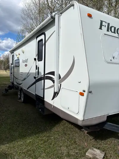 26’ Flagstaff 2010 Rear living area Winter package 15’ slide out Heated queen size bed Outside stere...