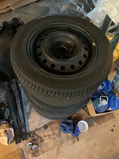 4 Nokian Hakkapelitta R5 215/60R16 on dealer supplied Toyota rims. 8/32nd tread remaining. Alway pro...