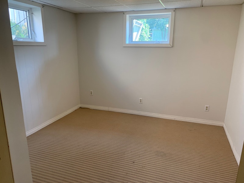 Southside legal 1 Bedroom Basement Suite, 1 Block to Henderson Long
