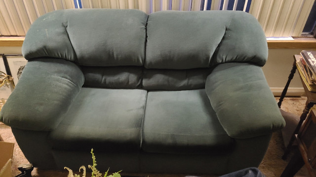 Emerald green extra plush padded love seat microfiber in Couches & Futons in Hamilton - Image 2