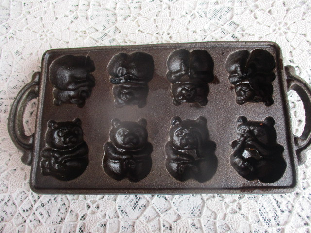 Vintage Cast Iron Teddy Bear Muffin Bake Pans in Kitchen & Dining Wares in New Glasgow - Image 2