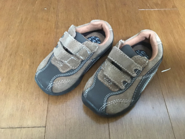 DR. SCHOLL’S BRAND SIZE 4 9-12 MONTH BROWN VELCRO CLOSE SHOE in Clothing - 9-12 Months in Peterborough