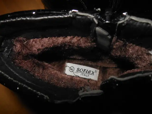 Winter boots in Women's - Shoes in City of Montréal - Image 8