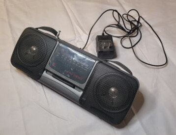 VINTAGE RADIO SHACK BOOMBOX STYLE AM/FM/FM STEREO RADIO in Other in Kitchener / Waterloo - Image 2