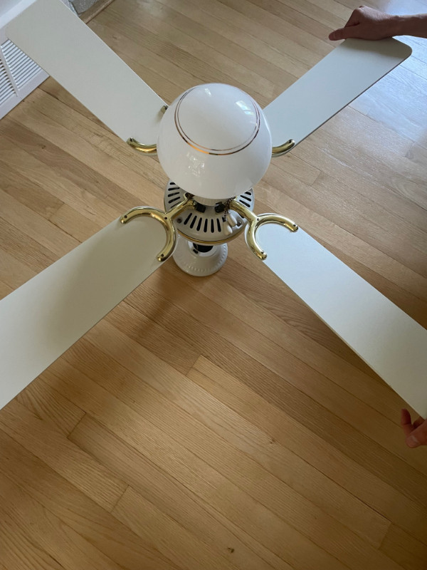 Ventilateur de plafond blanc dorures 4 pales et un luminaire dans Éclairage intérieur et plafonniers  à Longueuil/Rive Sud - Image 4