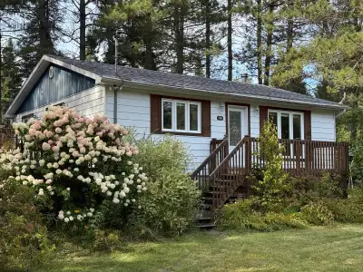 Chalet 4 saisons à Saint-Donat – droit de passage au Lac Archambault (2 min à pied). Parfait pour fa...