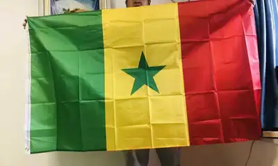 pour montrer votre fierté ou décorer votre espace ! Ce drapeau est en excellent état, prêt à être ac...