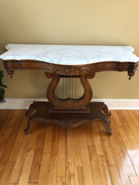table en bois massif de mahogany avec dessus en marbre