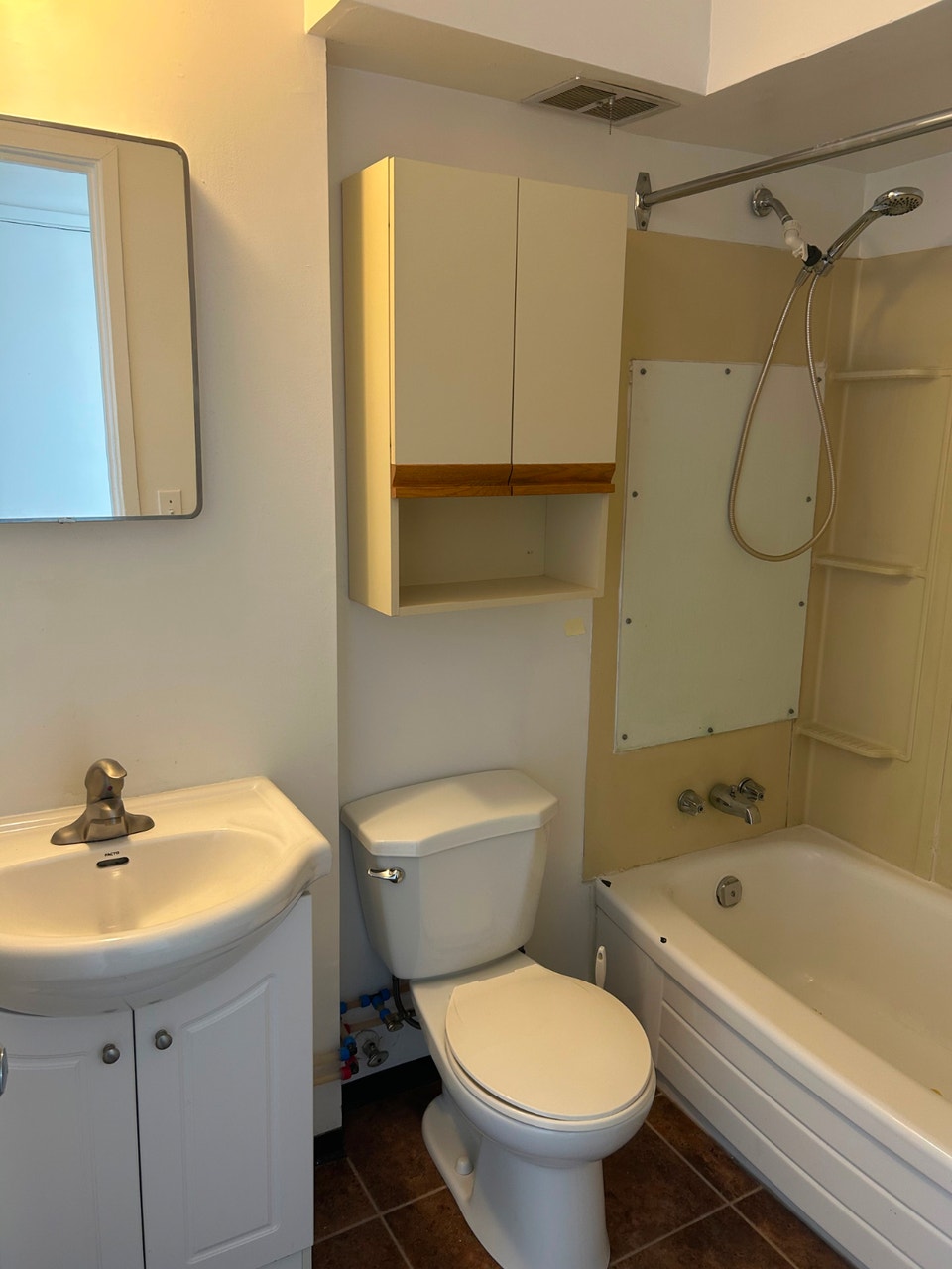 Pet-Friendly Apartment, En-Suite Laundry, Furnished Available 5