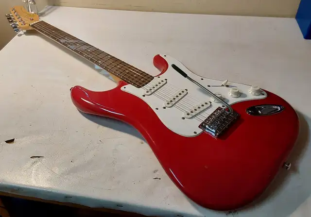 Guitar electr. HONDO ampli PEAVEY express case fil trepied propr in Guitars in Sherbrooke - Image 4