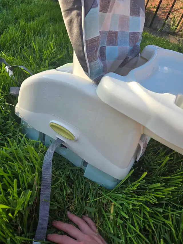 infant Boooster Seat in Bathing & Changing in Edmonton - Image 9