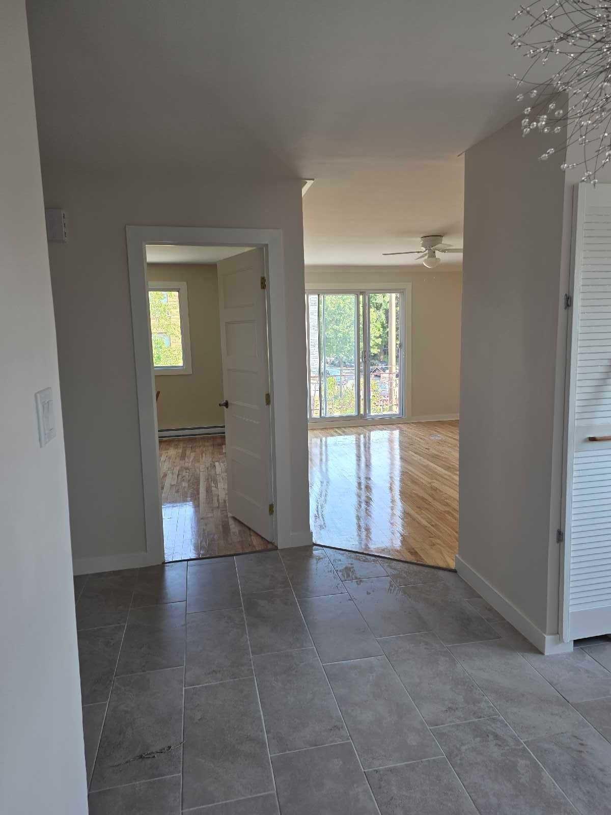 3 1/2 metro iberville , voisinage paissible , disponible — photo 3