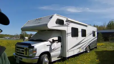 Motor home in very good comes air conditioning, Delco, bathroom with shower, awning, trailer hitch t...