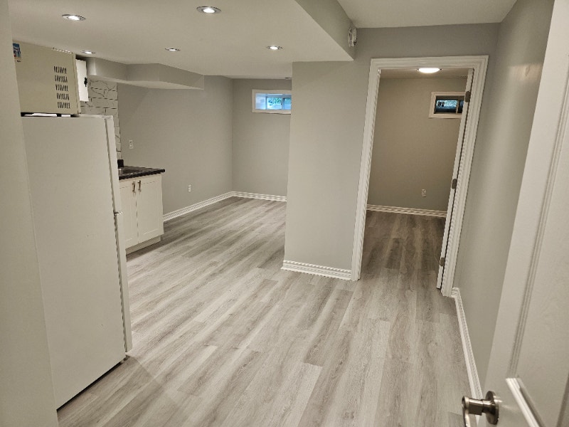 BEAUTIFUL FULLY RENOVATED 1 BED NEWMARKET APARTMENT (YONGE&MULOC Long