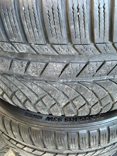 Ensemble de 2 pneus d'hiver de marque Kumho WinterCraft WP72 en dimension 245/35R19. État : 2 pneus...