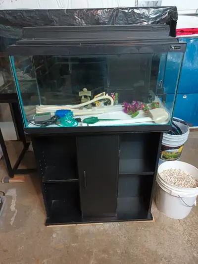 Aquarium Hagen 24 gallons and table, View more