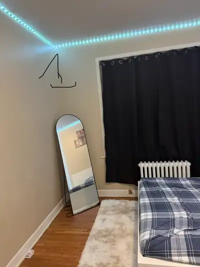 Deux chambres non meublées à louer – chemin Queen Mary, près du métro Snowdon – 700$/mois Deux chamb...