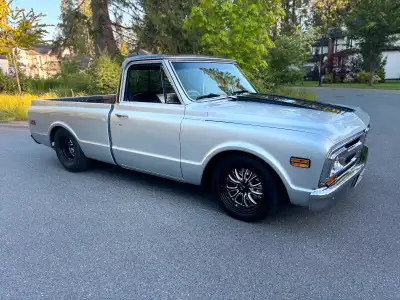 1968 GMC C10 1500 regular cab, factory short box. 468 big block 4 bolt main. Factory buckets. Viper...