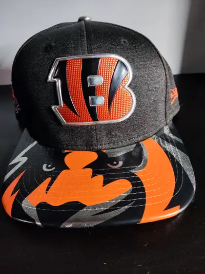 New Era Black Cincinnati Bengals 2017 NFL Pre-owned Smoke and pets free home Please see the photos