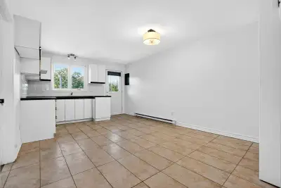 Longueuil, très grand et beau 4 ½ récemment rénové, aucune peinture à faire, très propre, plancher b...