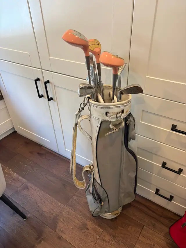 women’s right handed golf set and bag  in Golf in Guelph - Image 2