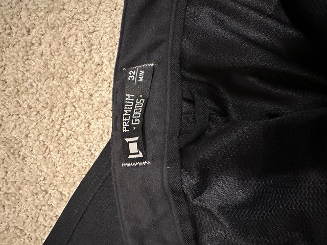 L1 Premium Goods Snow Pants size 32 in Snowboard in Calgary - Image 4