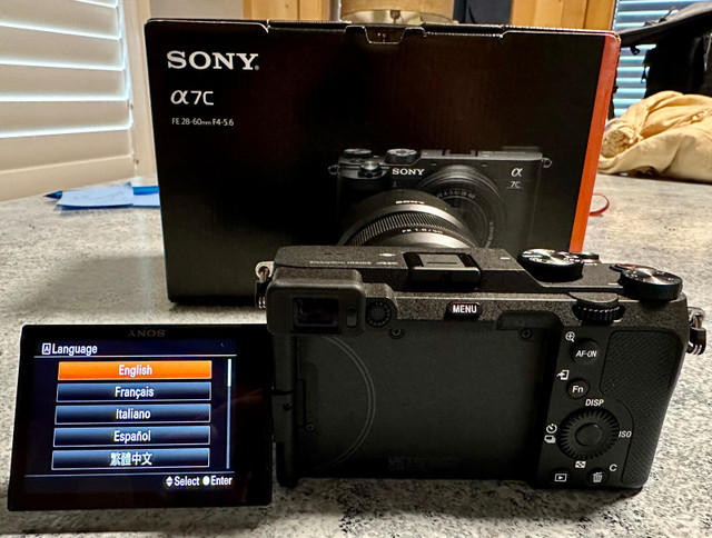 Used Near-Mint Sony A7C FullFrame Camera w/Sony FE 50mm 1.8 Lens in Cameras & Camcorders in St. Catharines - Image 2