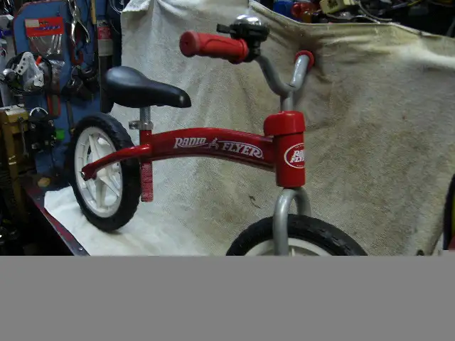 Velo pour debutant sans pedalier (Radio FLyers)11 po. in Kids in Longueuil / South Shore - Image 4