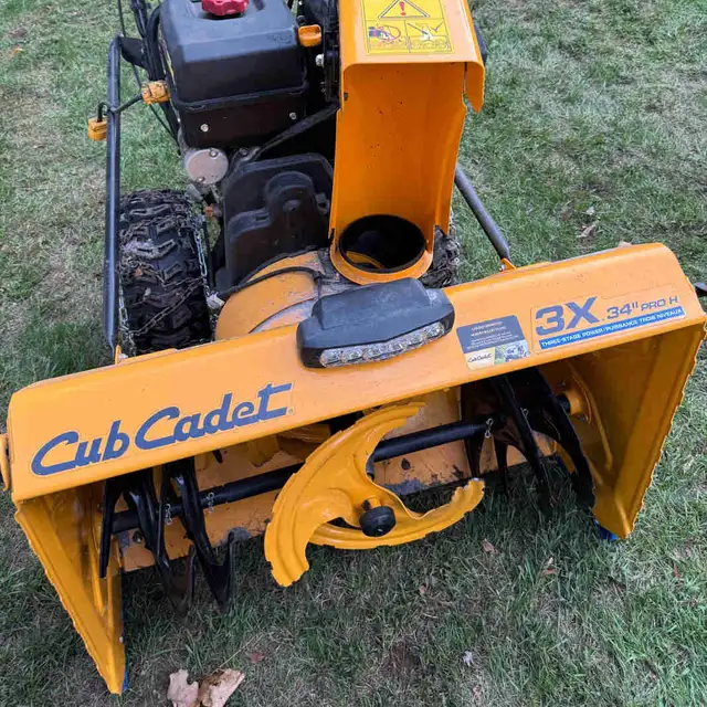 Soufleuse à neige Cub cadet 34 inch in Snowblowers in West Island - Image 2