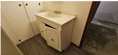 32 in. W x 36 in L x 18 in H Call me please for more questions. Don't ask "Is it available?". If you...