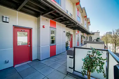 river view 3 years new townhouse close to columbia sky train