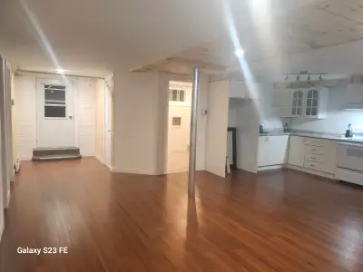 Flambant neuf, jamais habité Laveuse-sécheuse , poêle frigidaire, set de salle a manger Près de tous...