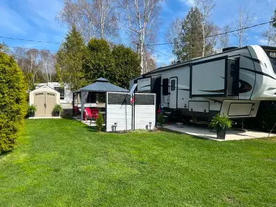 Welcome to your perfect Sauble Beach getaway! This beautifully maintained 2021 Keystone Sprinter 355...