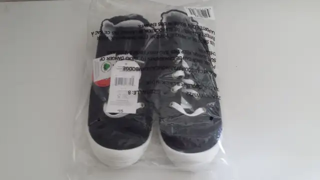 WOMENS SIZE 8 SNEAKERS in Women's - Shoes in Kitchener / Waterloo - Image 2