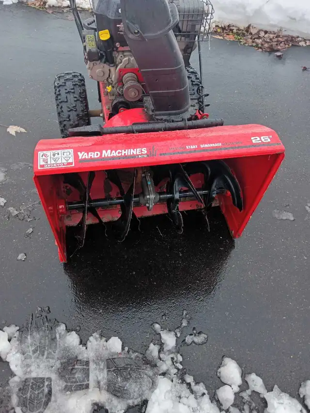 souffleuse yard machine 26 pouces in Lawnmowers & Leaf Blowers in Longueuil / South Shore - Image 2