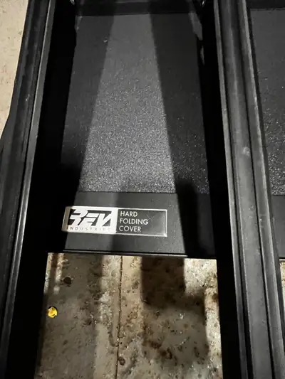 Couvre boîte (tonneau cover) rigide pliant de marque REV Industries en très bon état. Chevrolet Silv...