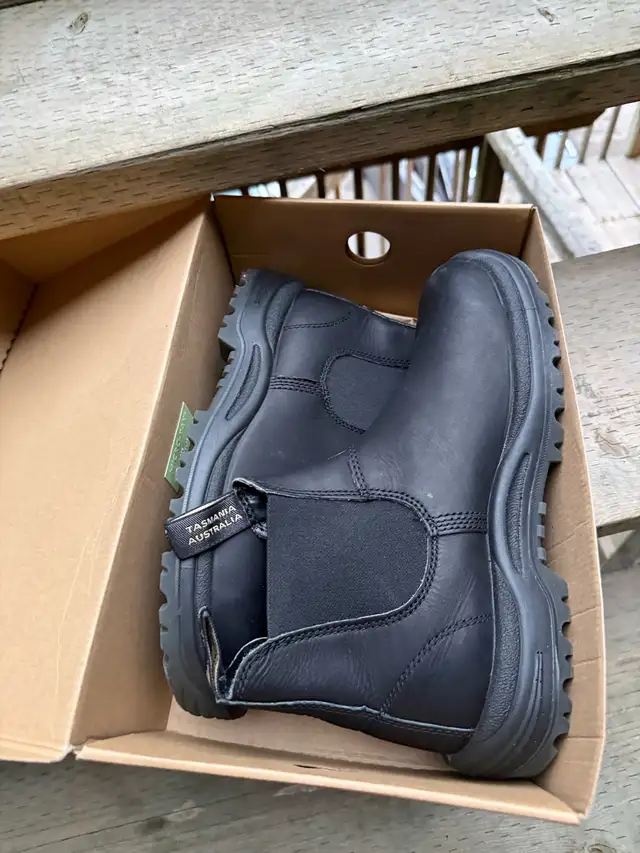 Blunstone safety work shoes size 10.5 brand new in Men's Shoes in Hamilton - Image 8